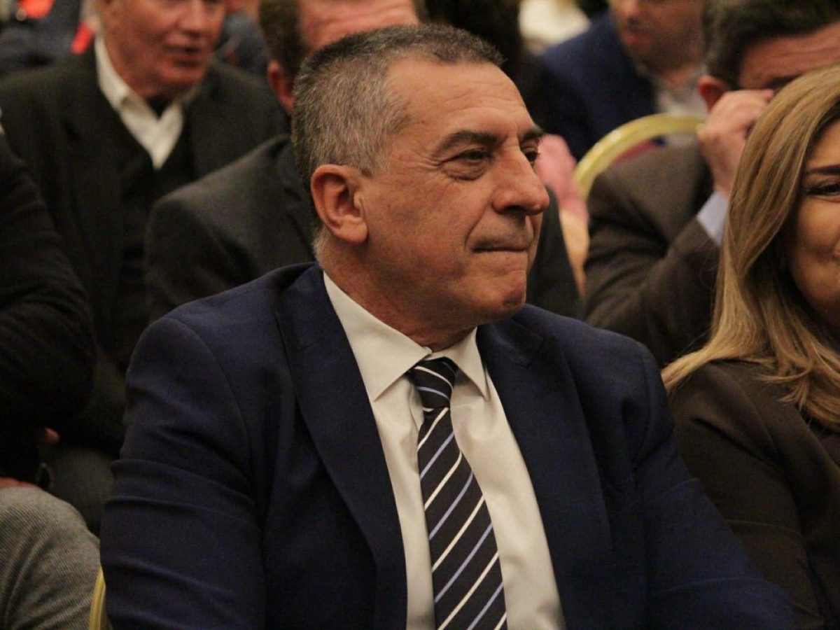 &Alpha;&pi;&omicron;&lambda;&omicron;&gamma;&iota;&sigma;&mu;ό&sigmaf; &Kappa;&omicron;&upsilon;&rho;έ&tau;&alpha; &mu;&epsilon; &tau;&alpha; &kappa;&omicron;&mu;&beta;&iota;&kappa;ά έ&rho;&gamma;&alpha; &tau;&omicron;&upsilon; &Nu;. &Lambda;ά&rho;&iota;&sigma;&alpha;&sigmaf;  &ndash; &Mu;&iota;&alpha; &laquo;&gamma;&rho;&omicron;&theta;&iota;ά&raquo; &Pi;&epsilon;&rho;&iota;&phi;έ&rho;&epsilon;&iota;&alpha; &kappa;&alpha;&iota; &kappa;&omicron;&iota;&nu;&omega;&nu;&iota;&kappa;&omicron;ί &epsilon;&tau;&alpha;ί&rho;&omicron;&iota; (&Beta;&Iota;&Nu;&Tau;&Epsilon;&Omicron;-&Phi;&Omega;&Tau;&Omicron;)