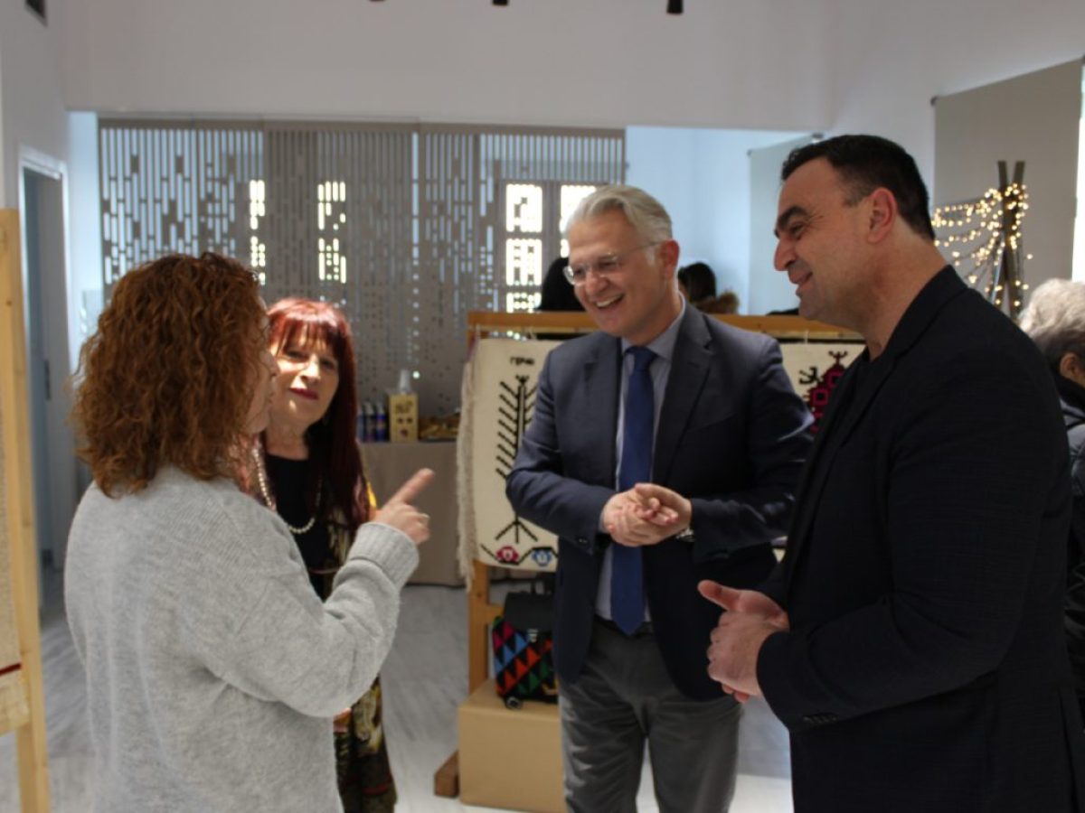 &Alpha;&pi;&omicron;&nu;&omicron;&mu;ή &beta;&epsilon;&beta;&alpha;&iota;ώ&sigma;&epsilon;&omega;&nu; &upsilon;&phi;&alpha;&nu;&tau;&iota;&kappa;ή&sigmaf; &tau;έ&chi;&nu;&eta;&sigmaf; &sigma;&tau;&omicron; &Gamma;&epsilon;&rho;ά&kappa;&iota; &mu;&epsilon; έ&mu;&phi;&alpha;&sigma;&eta; &sigma;&tau;&eta;&nu; &pi;&alpha;&rho;ά&delta;&omicron;&sigma;&eta; &kappa;&alpha;&iota; &tau;&eta; &delta;&iota;ά &beta;ί&omicron;&upsilon; &mu;ά&theta;&eta;&sigma;&eta;