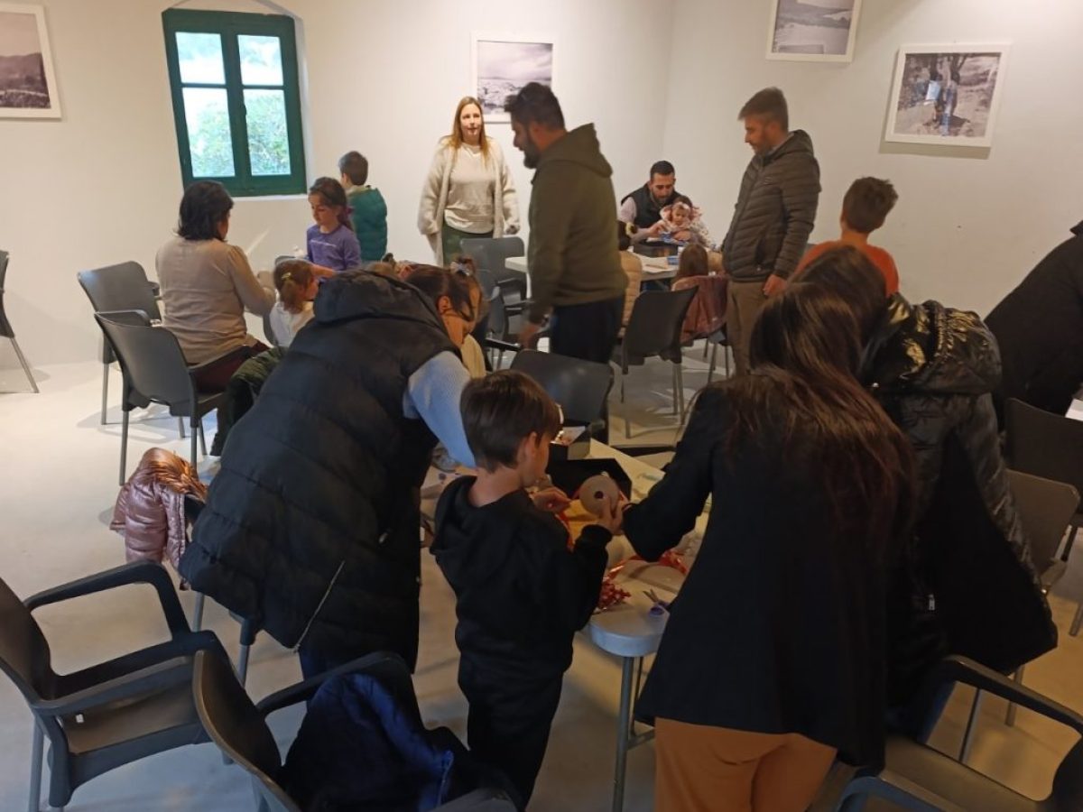 &Alpha;&rho;&gamma;&omicron;&sigma;&tau;ό&lambda;&iota;: &Mu;&epsilon;&gamma;ά&lambda;&eta; &sigma;&upsilon;&mu;&mu;&epsilon;&tau;&omicron;&chi;ή &sigma;&tau;&omicron; &epsilon;&rho;&gamma;&alpha;&sigma;&tau;ή&rho;&iota; &pi;&alpha;&sigma;&chi;&alpha;&lambda;&iota;&nu;ή&sigmaf; &lambda;&alpha;&mu;&pi;ά&delta;&alpha;&sigmaf; &tau;&omega;&nu; &Tau;&rho;&iota;&tau;έ&kappa;&nu;&omega;&nu; [&epsilon;&iota;&kappa;ό&nu;&epsilon;&sigmaf;]