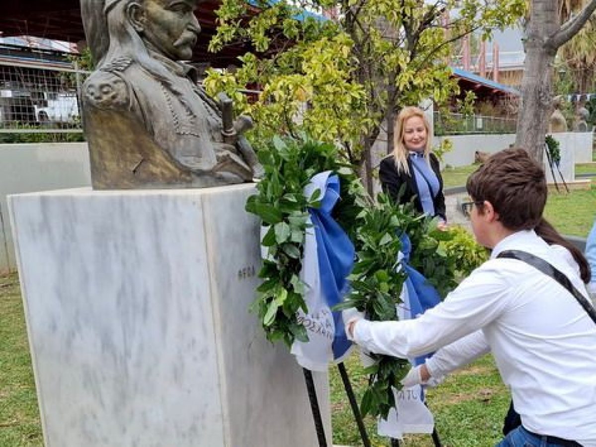 25η Μαρτίου: Κατάθεση στεφάνων από σχολεία στο Μοσχάτο (εικόνες)