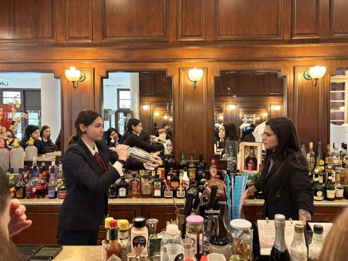 Bartending Masterclass με τη βραβευμένη bartender Ντίνα Νικολίτση στη ΣΑΕΚ Τουρισμού Νοτίου Αιγαίου (Ρόδος)