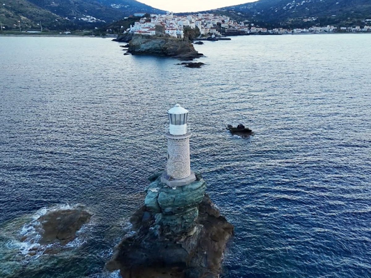 H Ά&nu;&delta;&rho;&omicron;&sigmaf; &alpha;&nu;ά&mu;&epsilon;&sigma;&alpha; &sigma;&tau;&omicron;&upsilon;&sigmaf; &pi;&iota;&omicron; ό&mu;&omicron;&rho;&phi;&omicron;&upsilon;&sigmaf; &kappa;&alpha;&iota; &alpha;&upsilon;&theta;&epsilon;&nu;&tau;&iota;&kappa;&omicron;ύ&sigmaf; &pi;&rho;&omicron;&omicron;&rho;&iota;&sigma;&mu;&omicron;ύ&sigmaf; &tau;&eta;&sigmaf; &Epsilon;&upsilon;&rho;ώ&pi;&eta;&sigmaf;, &sigma;ύ&mu;&phi;&omega;&nu;&alpha; &mu;&epsilon; &delta;&iota;&epsilon;&theta;&nu;ή &mu;έ&sigma;&alpha;