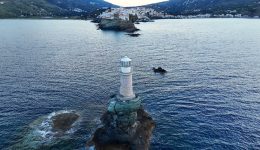 H-Άndros-anamesa-stous-pio