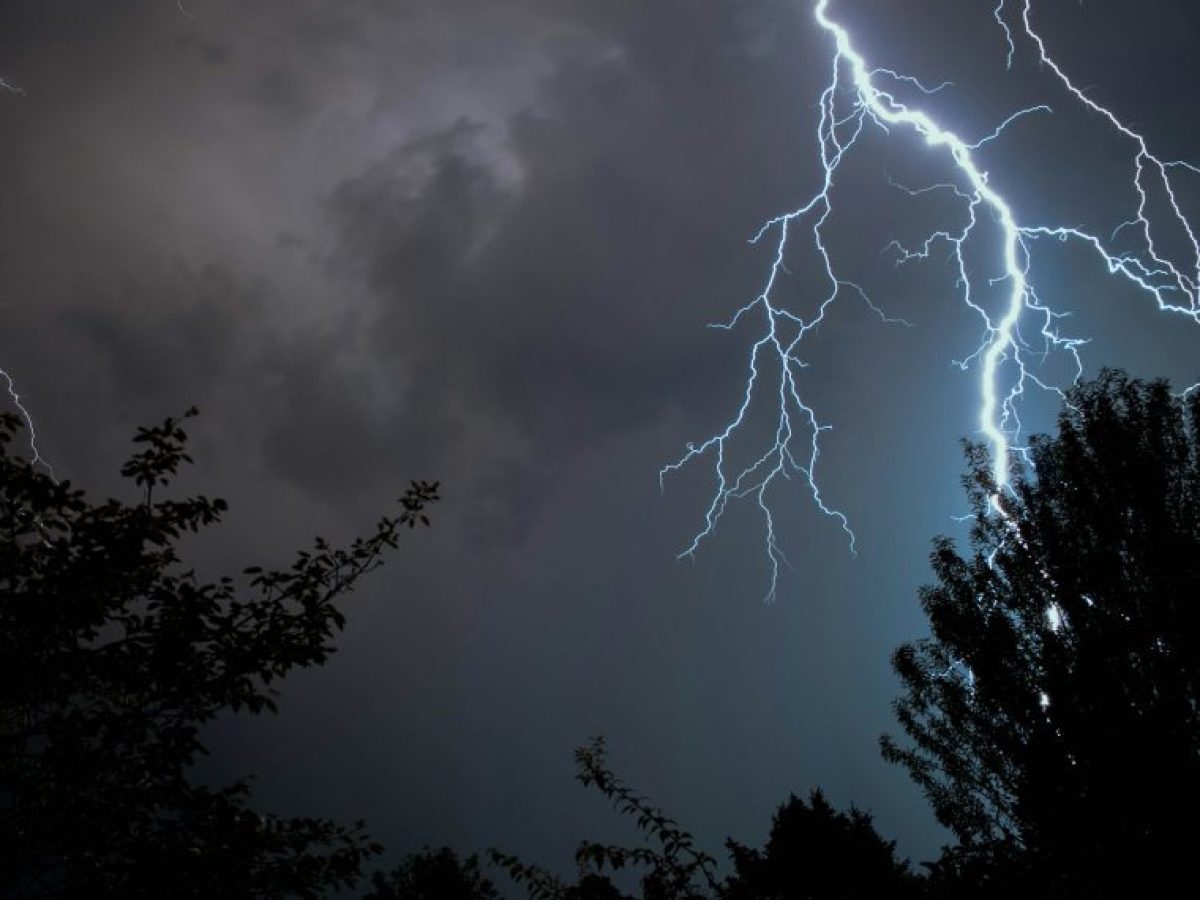 Kακοκαιρία Erminio: Σφυροκόπημα με καταιγίδες και 10 μποφόρ – Πού θα βρέχει αδιάκοπα ένα 24ωρο