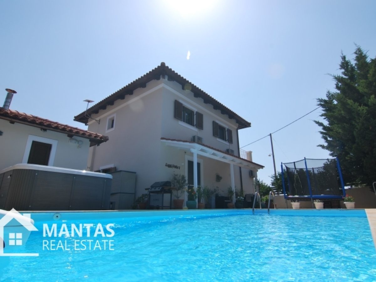 Lovely villa with pool, jacuzzi and an independent guest house, in Metaxata village