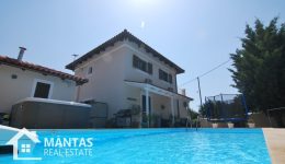 Lovely-villa-with-pool-jacuzzi-4
