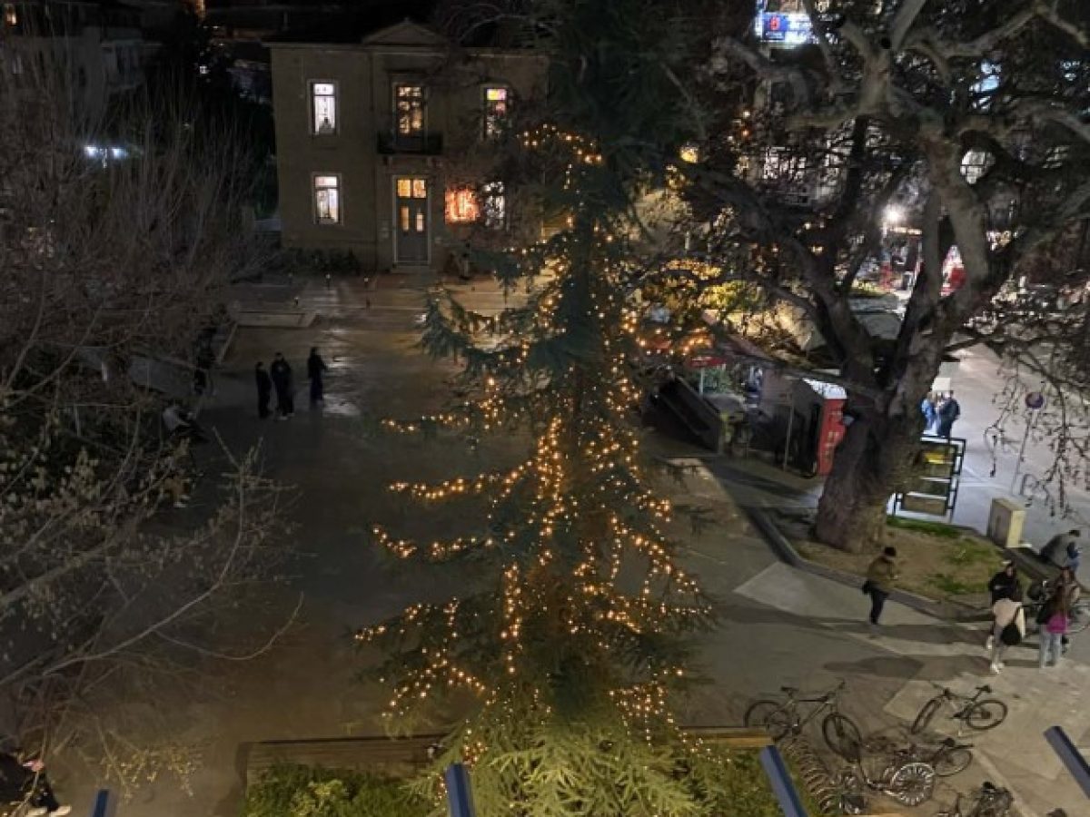Merry Christmas. Άναψαν Χριστουγεννιάτικο δέντρο στην πλατεία Δεσποτικού