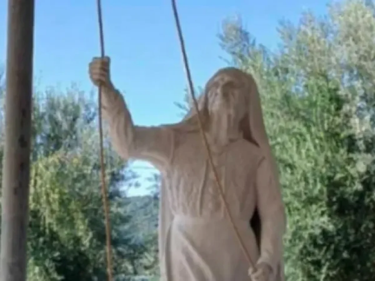 O ανδριάντας της θρυλικής «Κυράς της Ρω» θα τοποθετηθεί σε βράχο