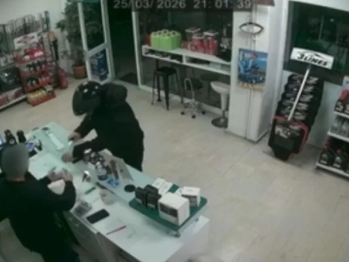 O δράστης της ληστείας στο βενζινάδικο στο Αγρίνιο εξομολογήθηκε και παραδόθηκε με τον ιερέα του στην Αστυνομία