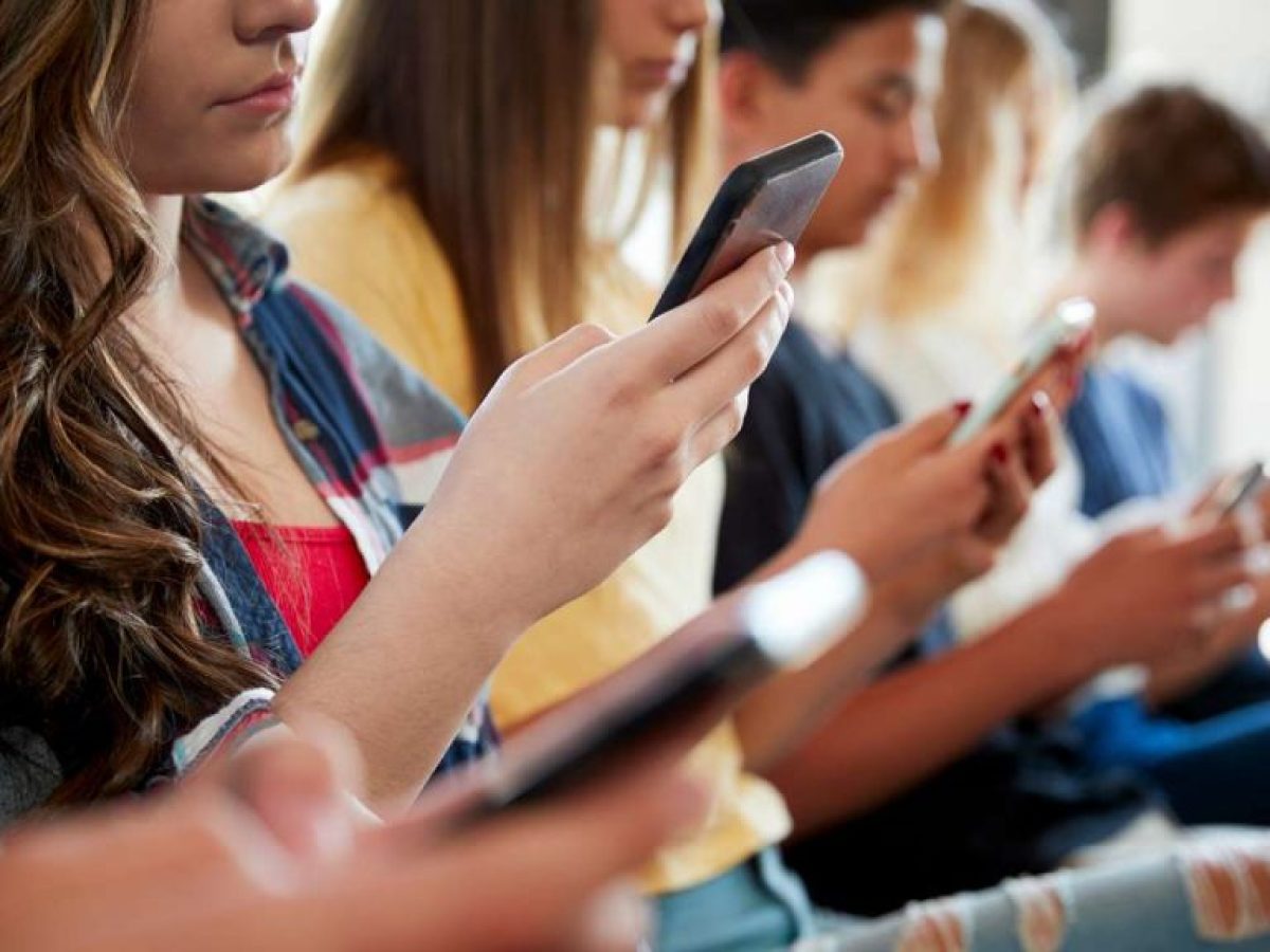 UNESCO: γιατί όλο και περισσότερες χώρες περιορίζουν τα κινητά στα σχολεία