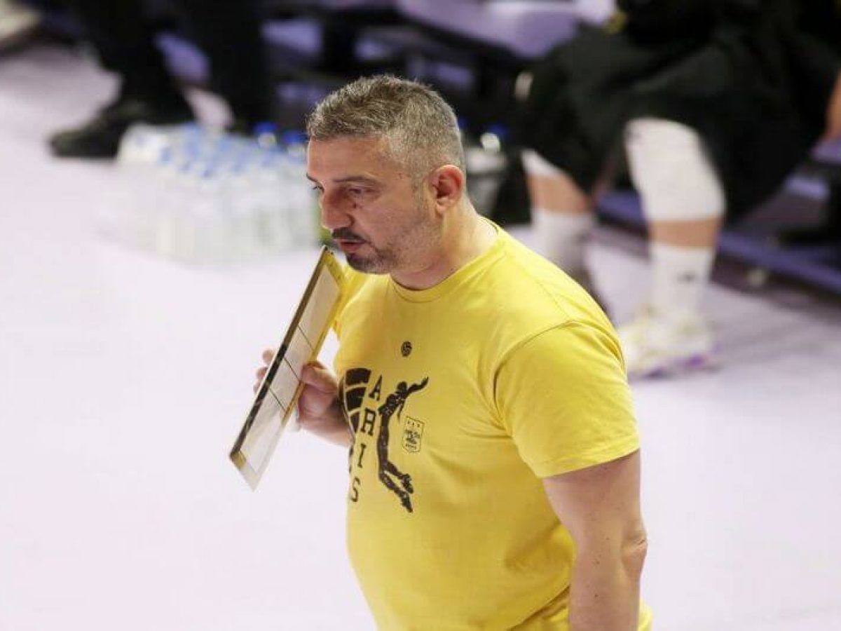 Volley League: Εντυπωσιακό ντεμπούτο στον πάγκο του Άρη για τον Κομοτηναίο Στράτο Γζουντέλλη παρά την ήττα στο ται μπρέικ από τον δυνατό Πανιώνιο