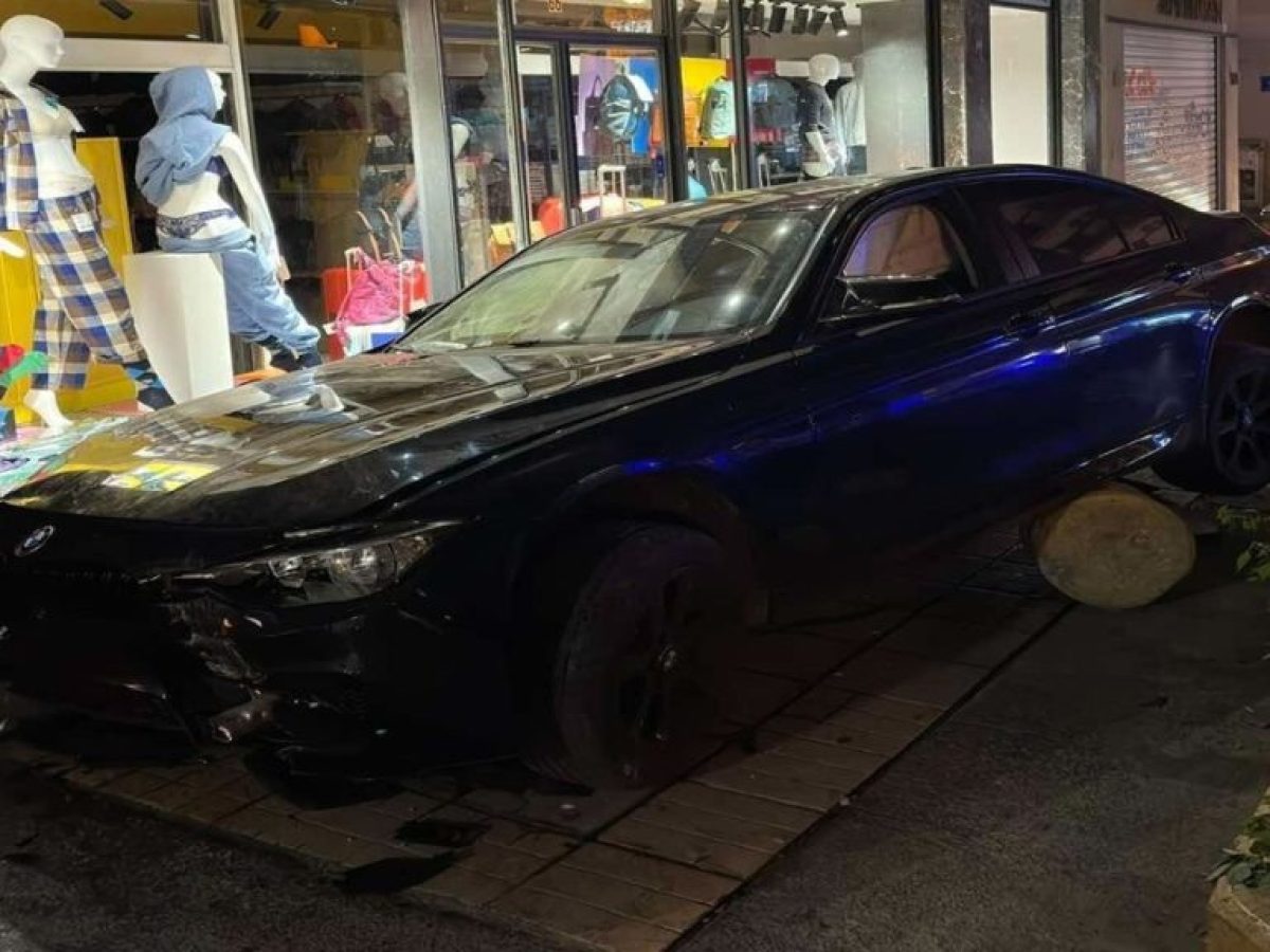 Αυτοκίνητο παρέσυρε κοπέλα και σταμάτησε στην είσοδο καταστήματος στο κέντρο του Ηρακλείου