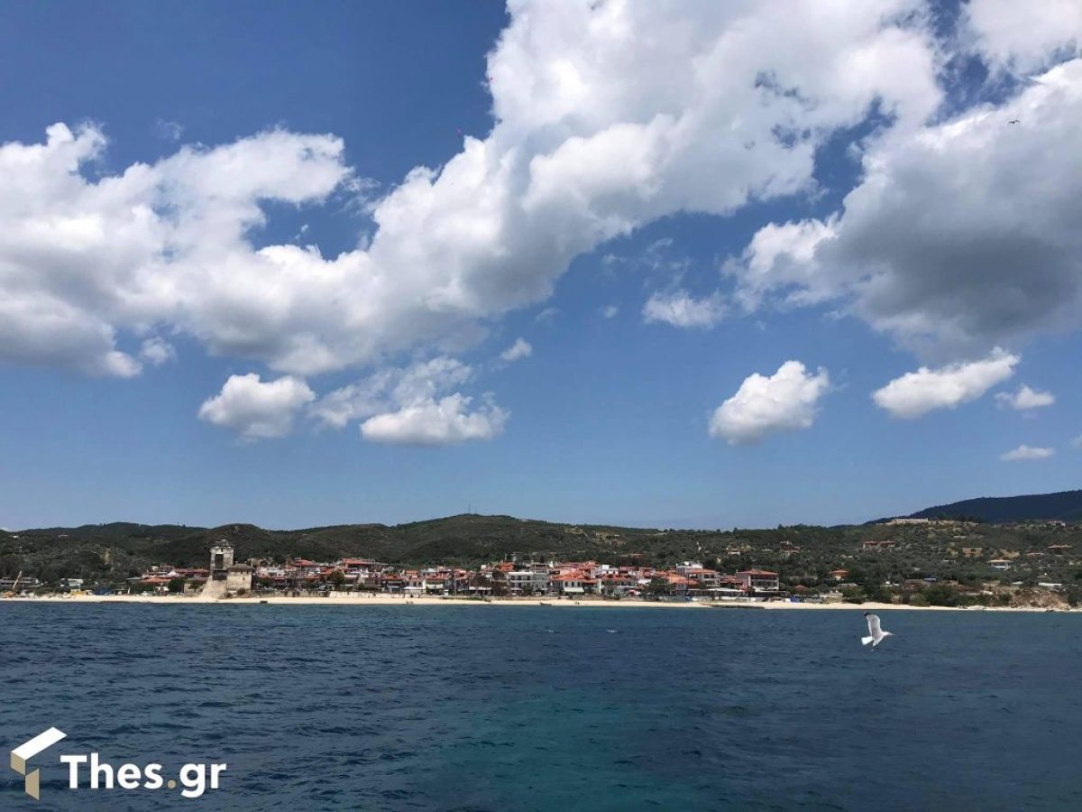 Χαλκιδική: Ελεύθερη παραλία περνά σε ιδιωτική εκμετάλλευση – Αντιδράσεις για ομπρέλες και ξαπλώστρες