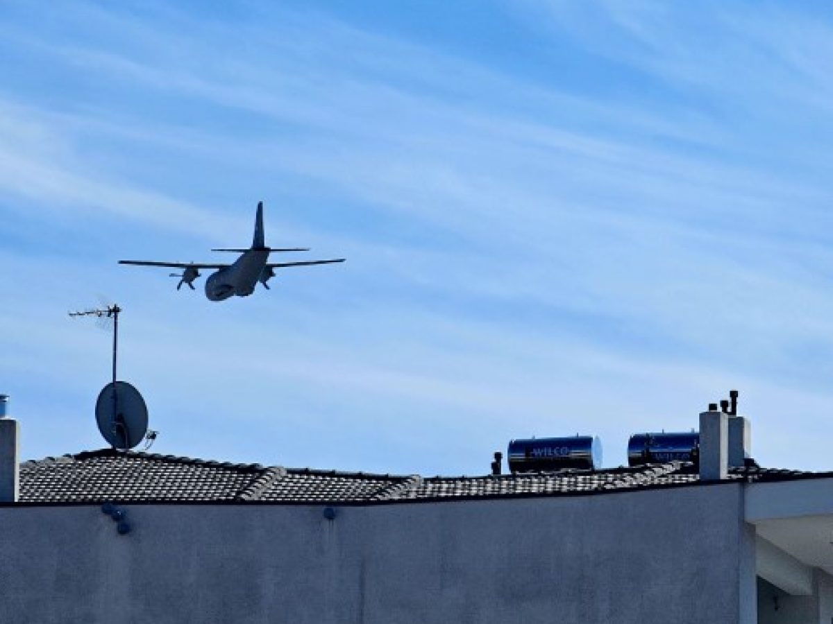 Χαμηλή πτήση στρατιωτικού αεροσκάφους πάνω απ’ τα Τρίκαλα (φώτο)