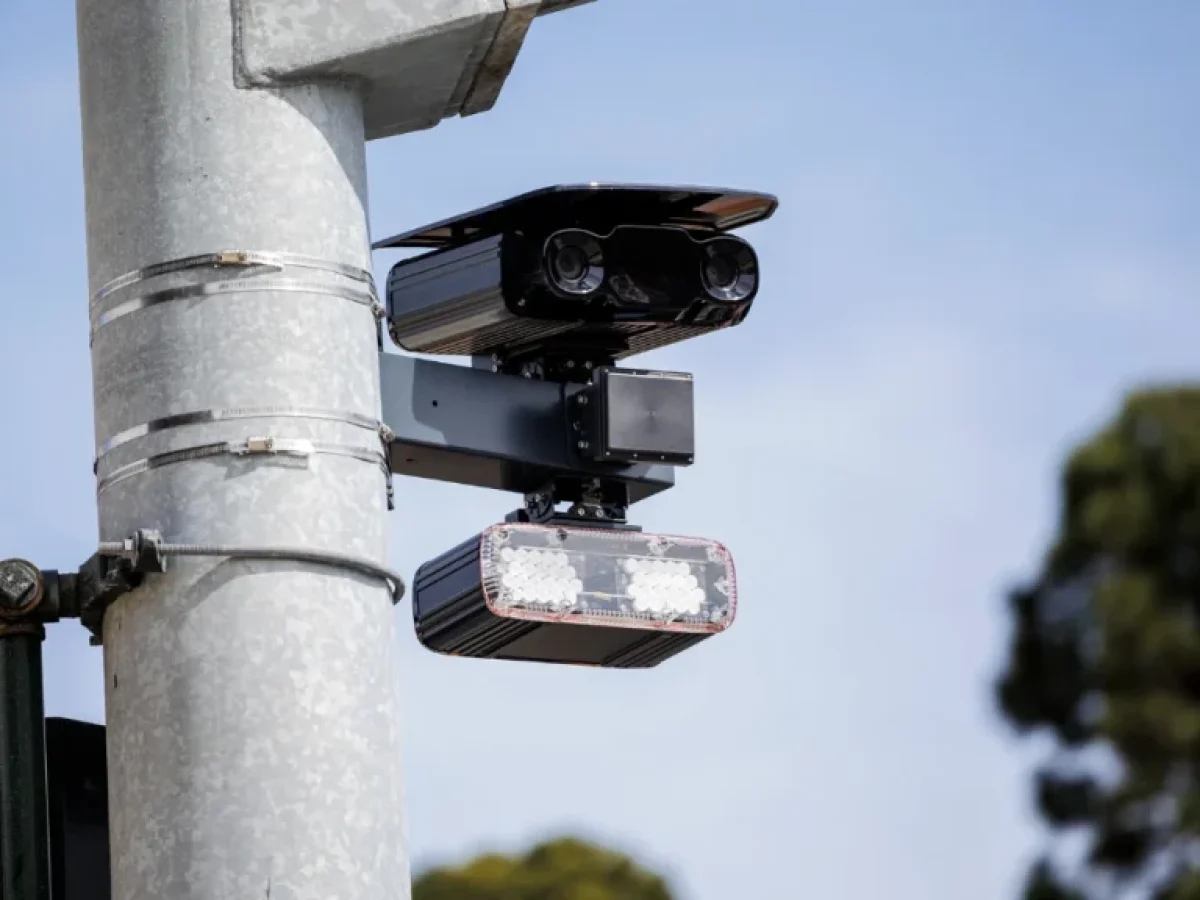 Χαμογελάστε, η Τεχνητή Νοημοσύνη σας κόβει κλήση: Η πιο «ακριβή selfie» στην Αττική έρχεται πλέον με SMS