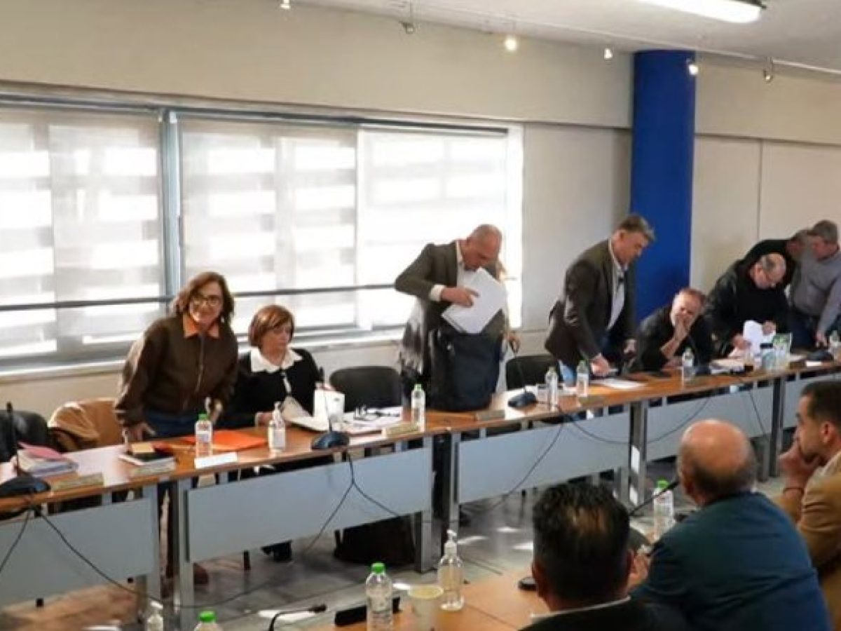 Χαμός στο Δημοτικό Συμβούλιο Μαραθώνα – Αποχώρησε σύσσωμη η αντιπολίτευση