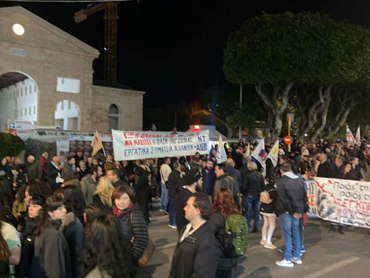 Χανιά: Με μεγάλη συμμετοχή φορέων το αντιπολεμικό συλλαλητήριο στην πλατεία Δημοτικής Αγοράς