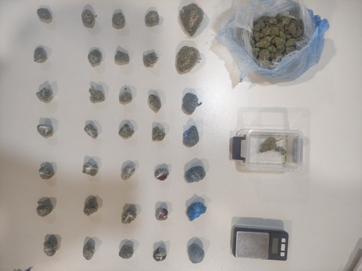 Χασίς και ηλεκτρονική ζυγαριά είχαν 2 πιτσιρικάδες στη Μυτιλήνη-Μέσα και οι 2.ΦΩΤΟ