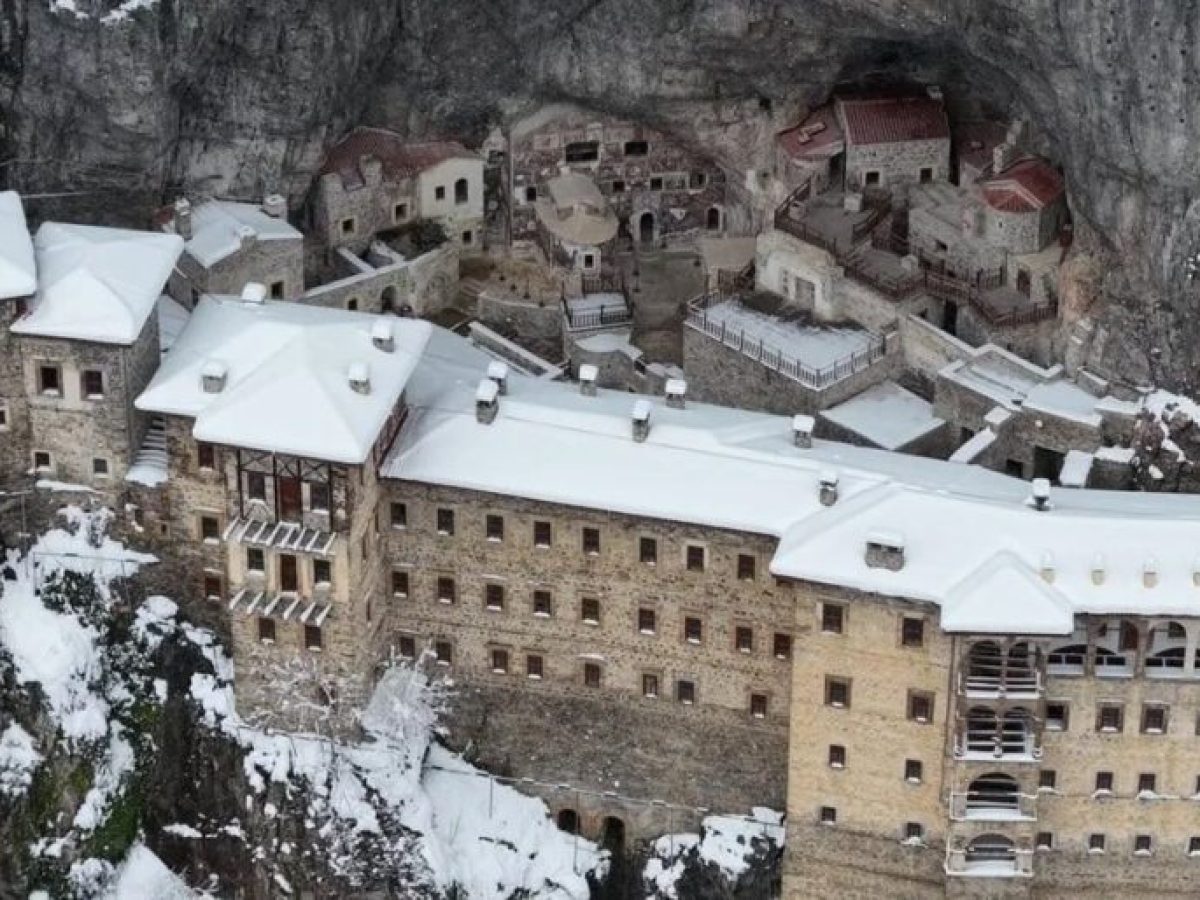 Χιονισμένη Παναγία Σουμελά: Το λευκό σκηνικό που καθηλώνει επισκέπτες απ’ όλο τον κόσμο