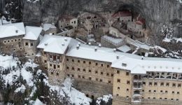chionismeni-panagia-soumela-to-lefko