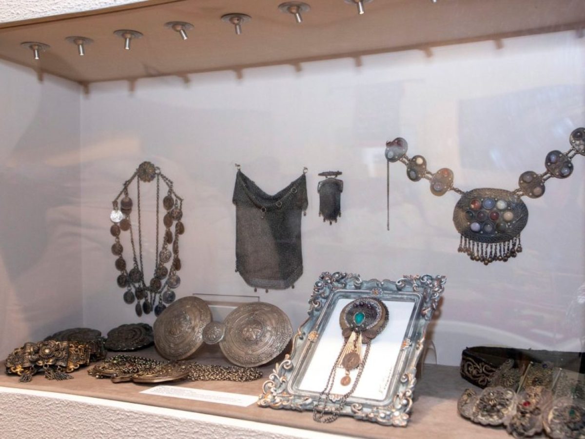 Χρυσά και μάλλινα γαϊτάνια με τα χρυσά στριφτά κορδόνια