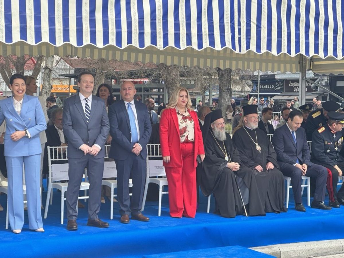 Χρύσα Ντιντή: Εντυπωσιακή παρουσία στα κόκκινα στην παρέλαση Τρικάλων