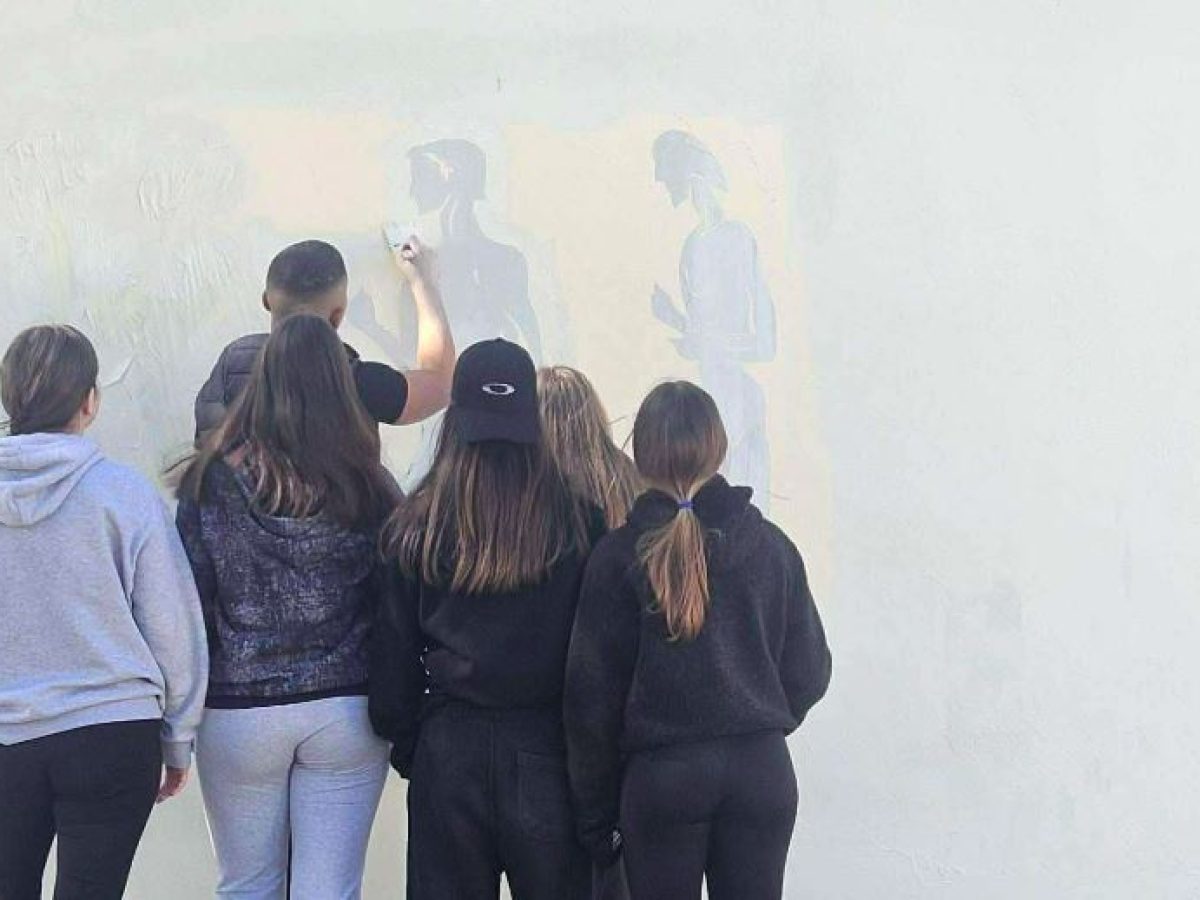 Χρώματα, ιστορία και συνεργασία: Η μεταμόρφωση του Γυμνασίου Μαραθώνα από μαθητές και μαθήτριες