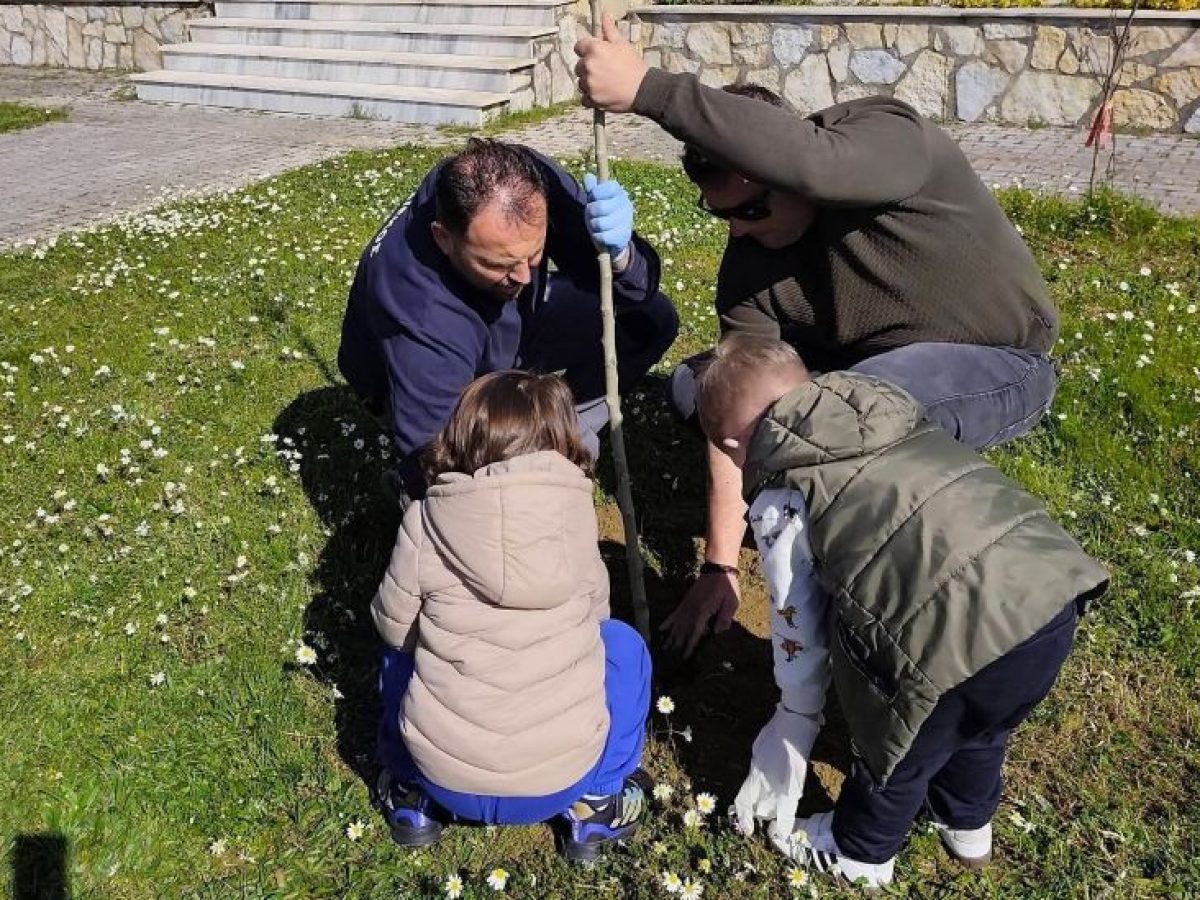Δεντροφύτευση στο παιδικό σταθμό ” Ουράνιο τόξο” στο Πρίνος