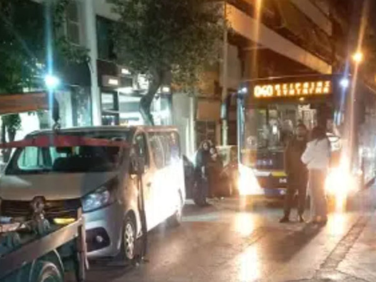 Διακοπή κυκλοφορίας λόγω παρκαρισμένου ΙΧ στην Καλλιθέα – Παρέμβαση της Τροχαίας