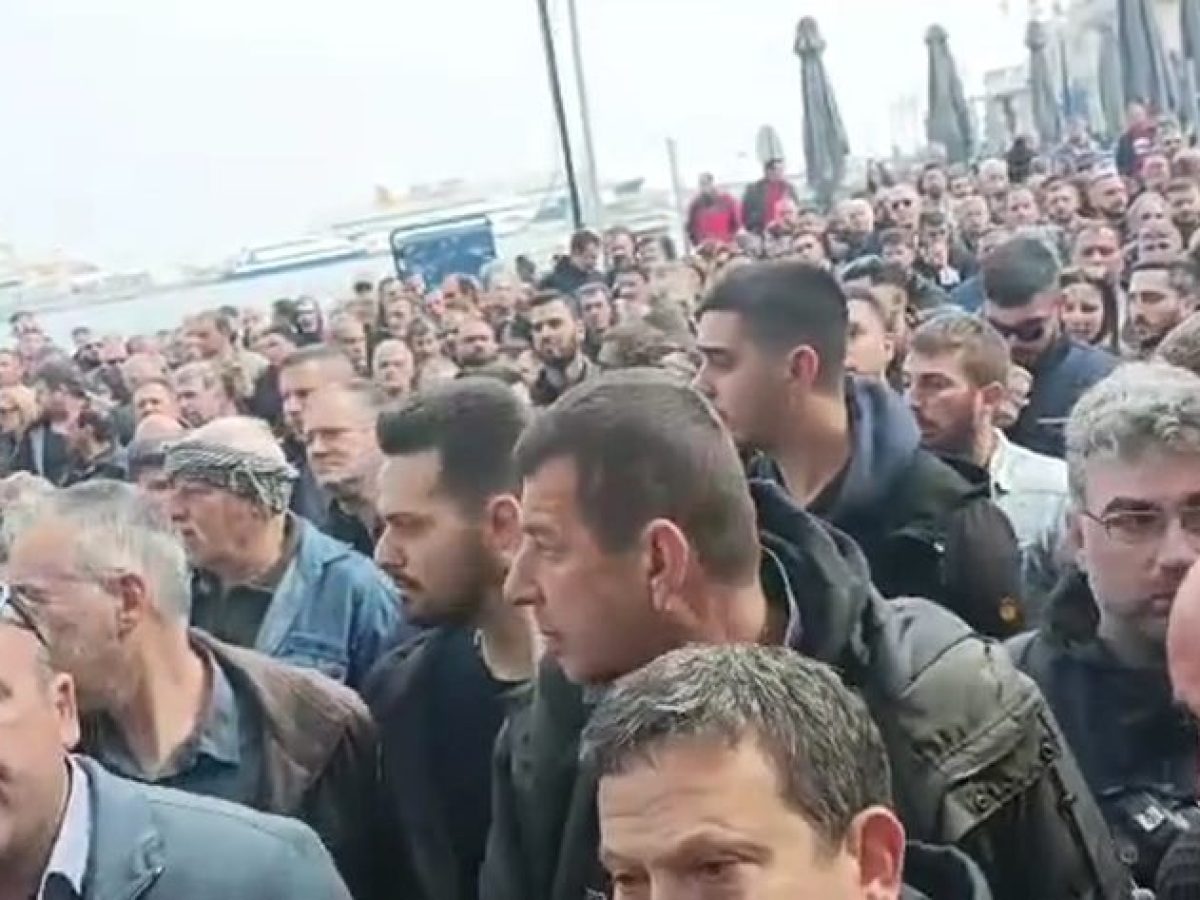 Διαμαρτυρία των κτηνοτρόφων της Λέσβου έξω από την περιφέρεια