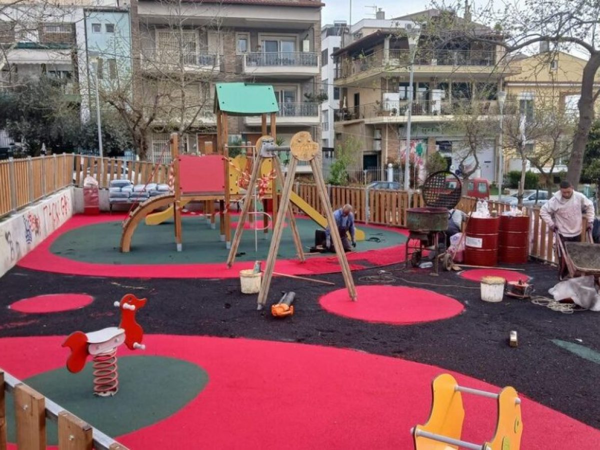 Δήμος Καλαμαριάς: Κατέστρεψαν το νέο δάπεδο παιδικής χαράς πριν καν στεγνώσει (ΦΩΤΟ)