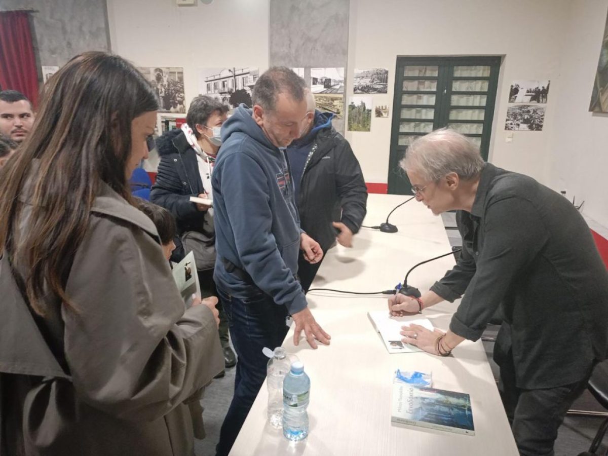 &Delta;ή&mu;&omicron;&sigmaf; &Nu;έ&alpha;&sigmaf; &Iota;&omega;&nu;ί&alpha;&sigmaf; &ndash; &Pi;&alpha;&rho;&omicron;&upsilon;&sigma;&iota;ά&sigma;&tau;&eta;&kappa;&epsilon; &tau;&omicron; &beta;&iota;&beta;&lambda;ί&omicron; &ldquo;&Xi;&epsilon;&nu;&omicron;&delta;&omicron;&chi;&epsilon;ί&alpha;&rdquo; &tau;&omicron;&upsilon; &Mu;ί&lambda;&tau;&omicron;&upsilon; &Pi;&alpha;&sigma;&chi;&alpha;&lambda;ί&delta;&eta;