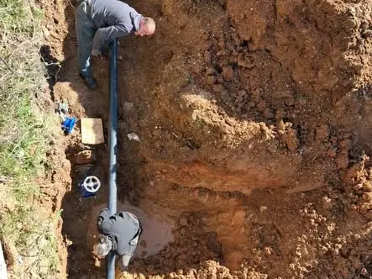 Δήμος Πολυγύρου: Άμεση Αποκατάσταση Βλάβης στον Αγωγό Ύδρευσης του Δασαρχείου