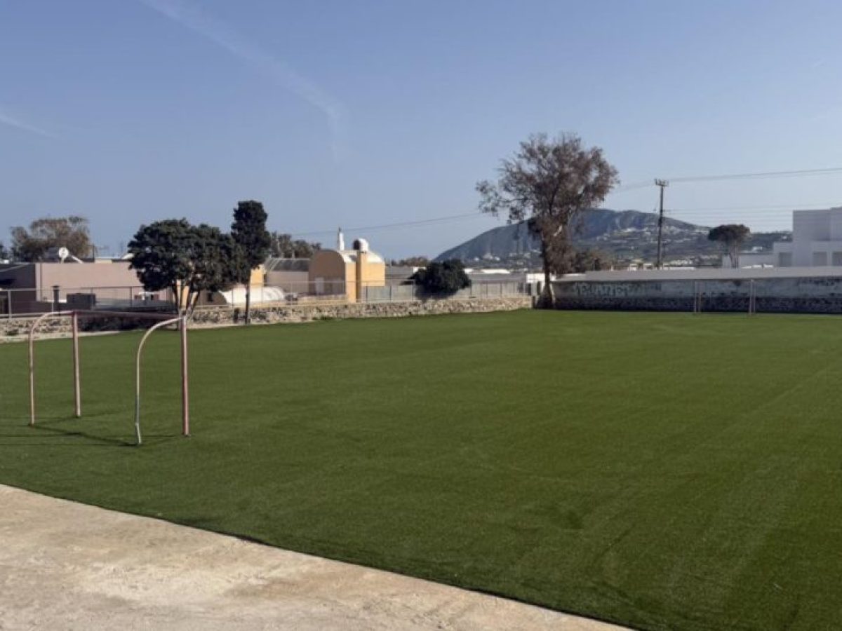 Δήμος Θήρας: Τοποθέτηση χλοοτάπητα στο γήπεδο ποδοσφαίρου του Γυμνασίου Φηρών