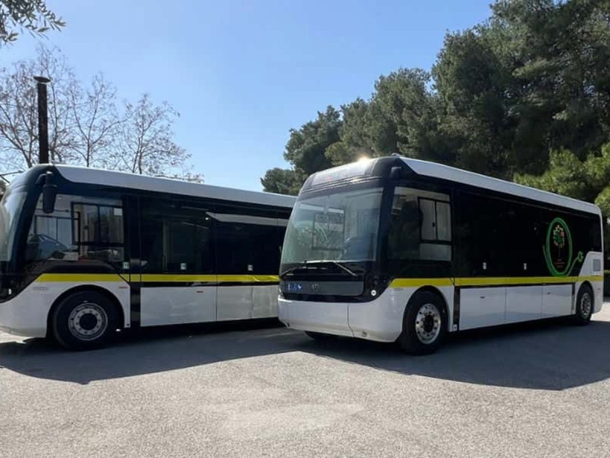 Δύο ηλεκτροκίνητα λεωφορεία ενισχύουν τη δημοτική συγκοινωνία της Καλύμνου