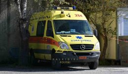 diplo-chtipima-tis-miras-pateras