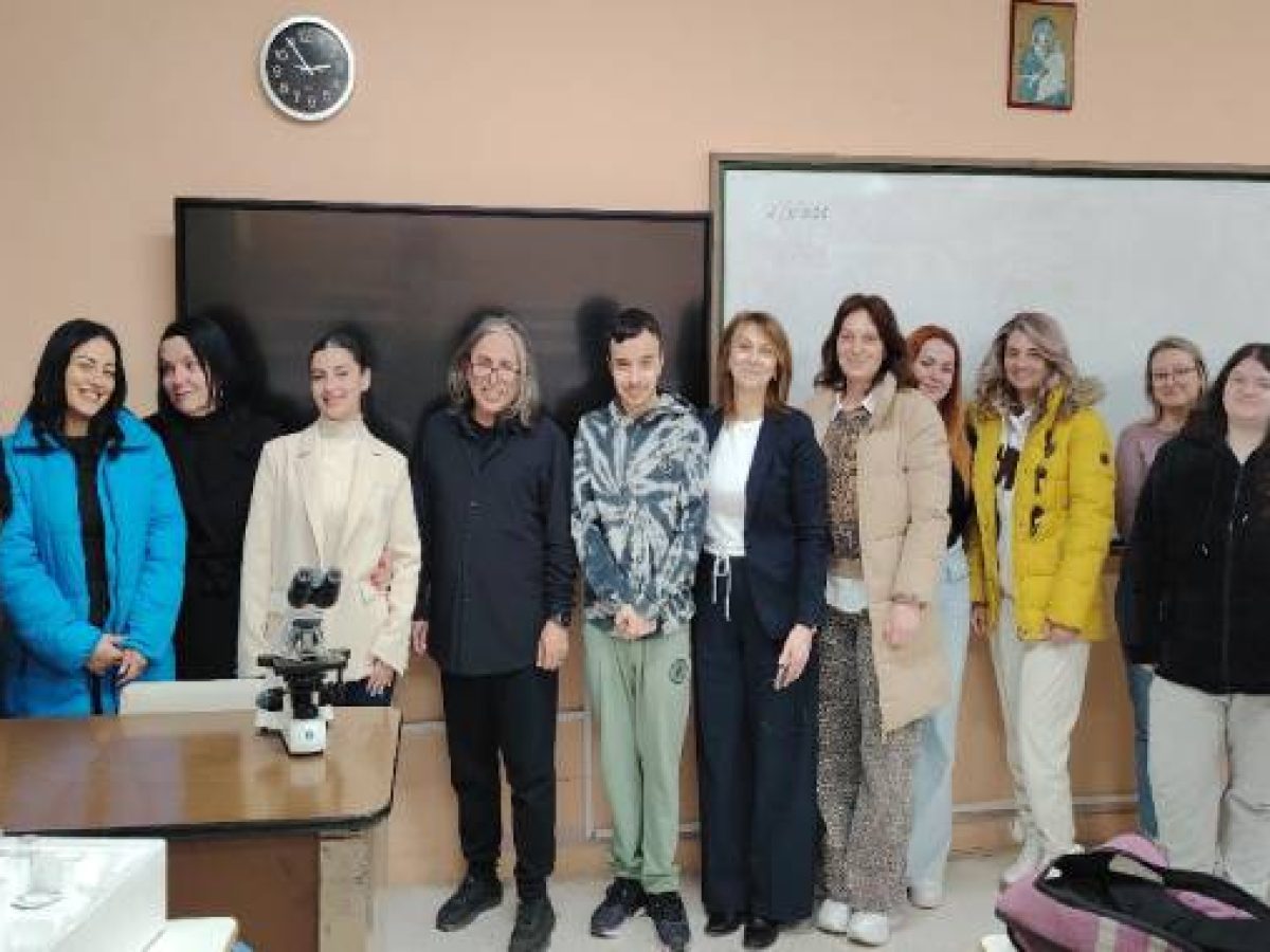 Δωρεά Μικροσκοπίου στη Σ.Α.Ε.Κ. Γιαννιτσών, από τα Διαγνωστικά Κέντρα «Ανάλυση»