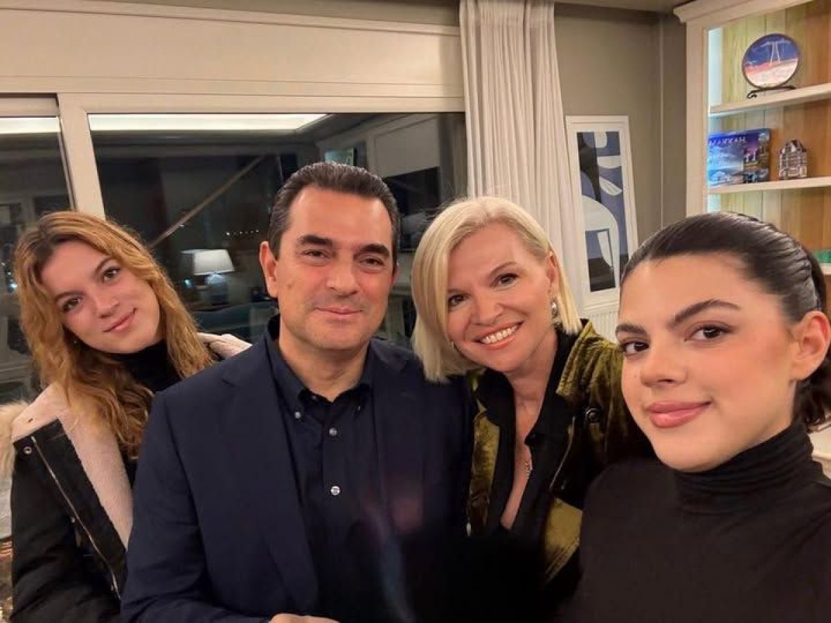 Ευχές Σκρέκα στις γυναίκες της ζωής του και σε όλες τις γυναίκες