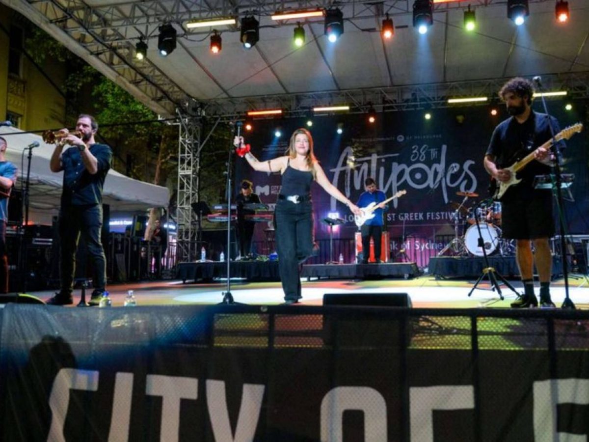 Εγκλωβίστηκαν στην Αυστραλία  οι  Ελληνίδες τραγουδίστριες Καραπατάκη, Τούνη και Σάλτη λόγω των εξελίξεων στη Μ.  Ανατολή