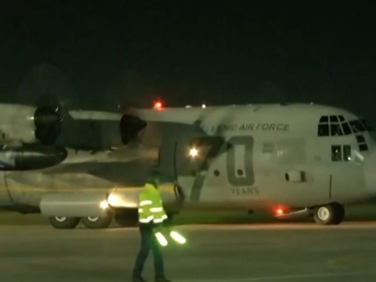 Ελευσίνα: Προσγειώθηκε το C-130 με τους 91 Έλληνες που είχαν εγκλωβιστεί στο Άμπου Ντάμπι