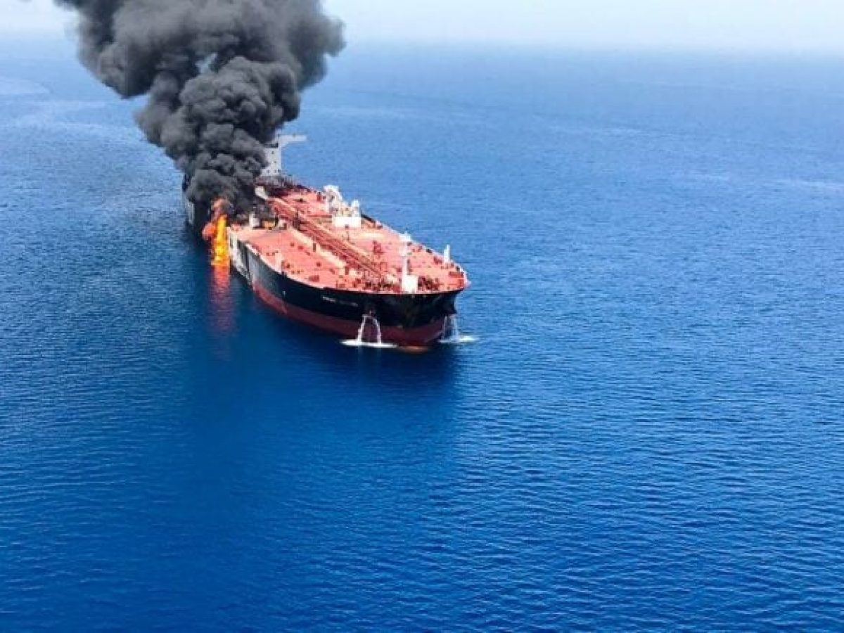 Ελληνικό πλοίο δέχτηκε πλήγμα στον Περσικό Κόλπο – Σε ετοιμότητα το Υπουργείο Ναυτιλίας