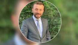 ena-taxidi-sti-mavri-thalassa