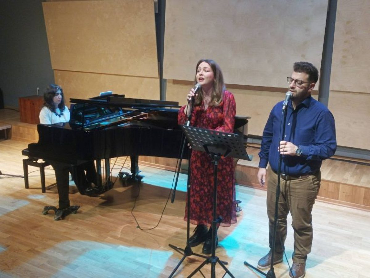 Ενθουσίασε το κοινό η συναυλία της πιανίστριας Γιούλας Γιαννάκη στο μουσείο Τσιτσάνη