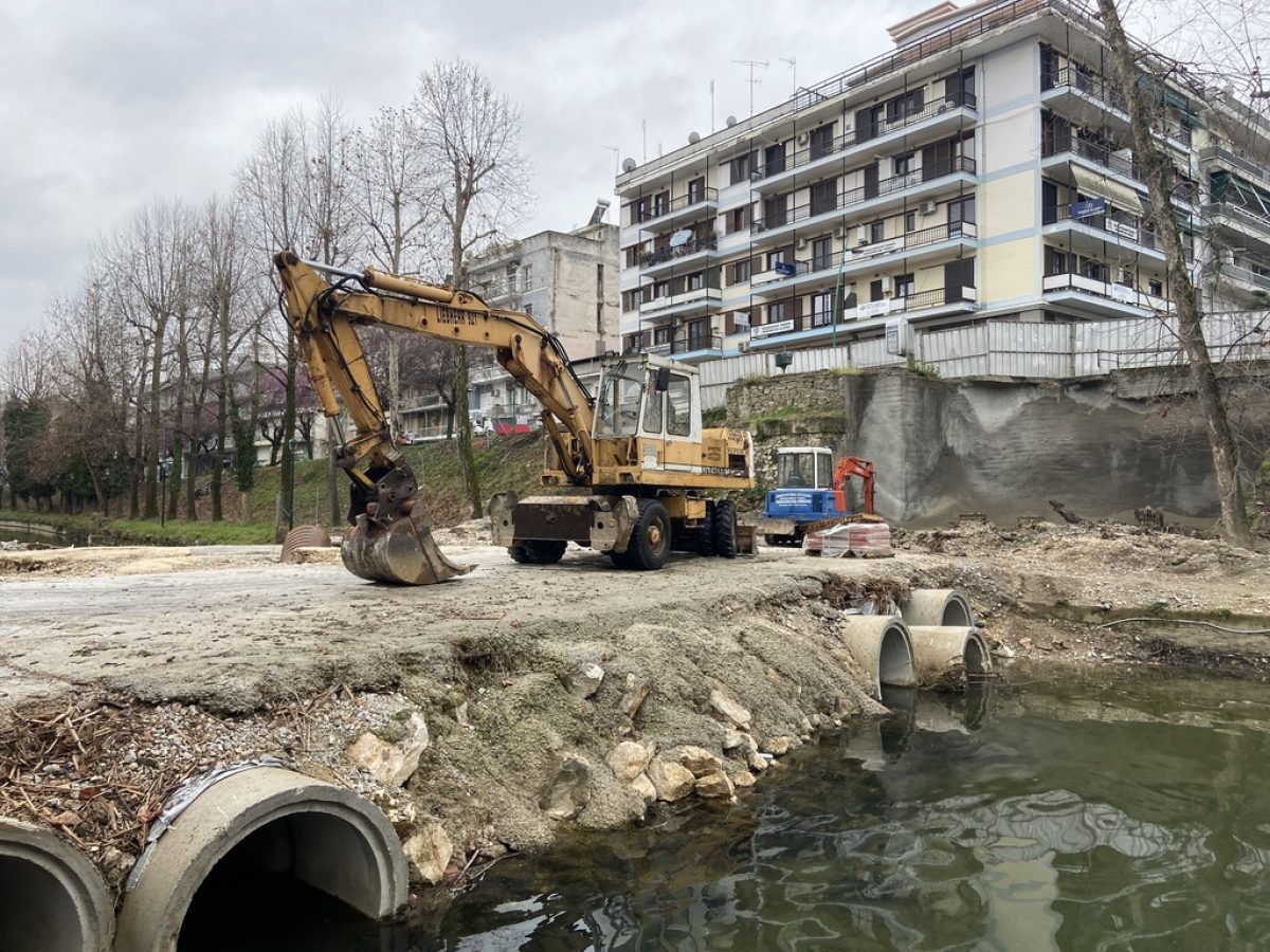 Επέστρεψαν οι εργασίες ανακατασκευής γεφυρών στα Τρίκαλα