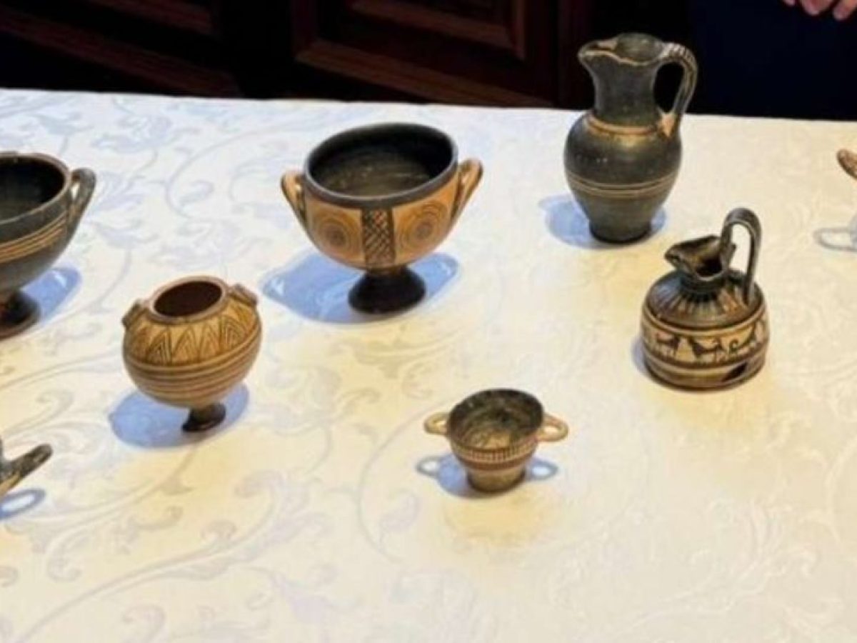 Επιστρέφουν από τη Βουδαπέστη στο Άργος 9 κλεμμένα αρχαία αγγεία