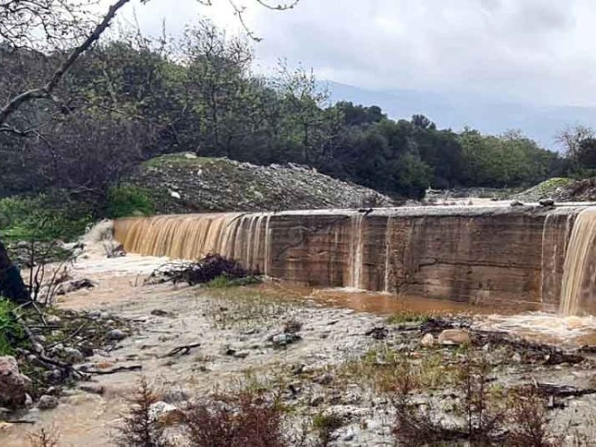 Επιτέλους κατεβάζει νερό και ο Καλός ποταμός της Κριτσάς (βίντεο)