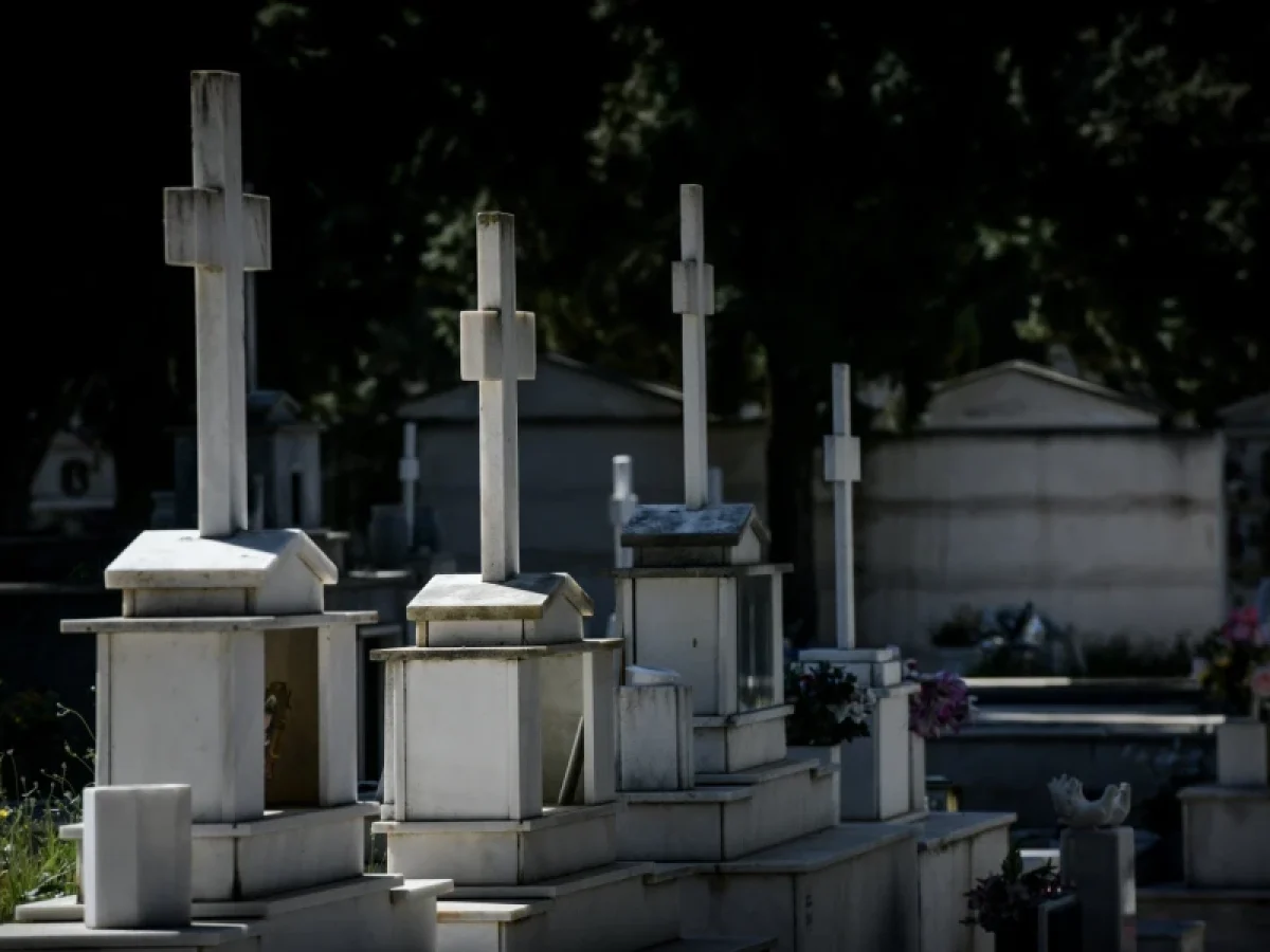 Ευβοία: Άνοιξαν τάφο 46χρονου και βρήκαν μέσα χειρουργικό ψαλίδι