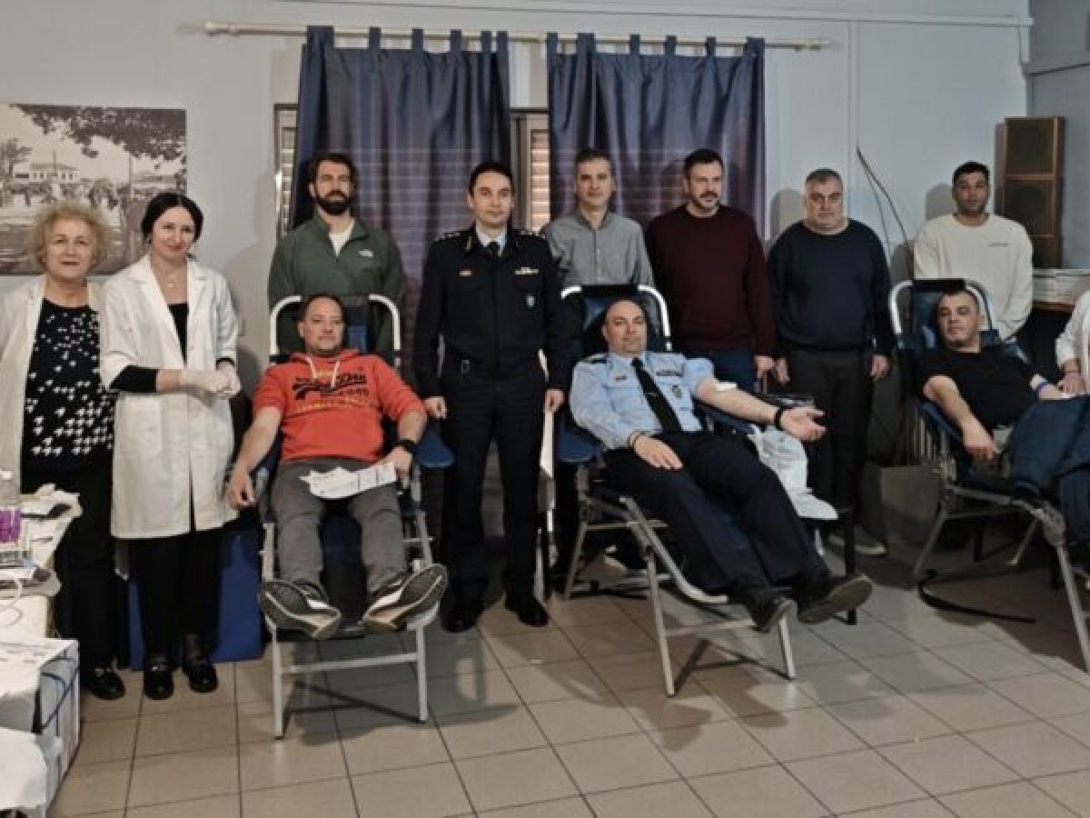 Φιάλες ζωής προσέφεραν οι Τρικαλινοί αστυνομικοί