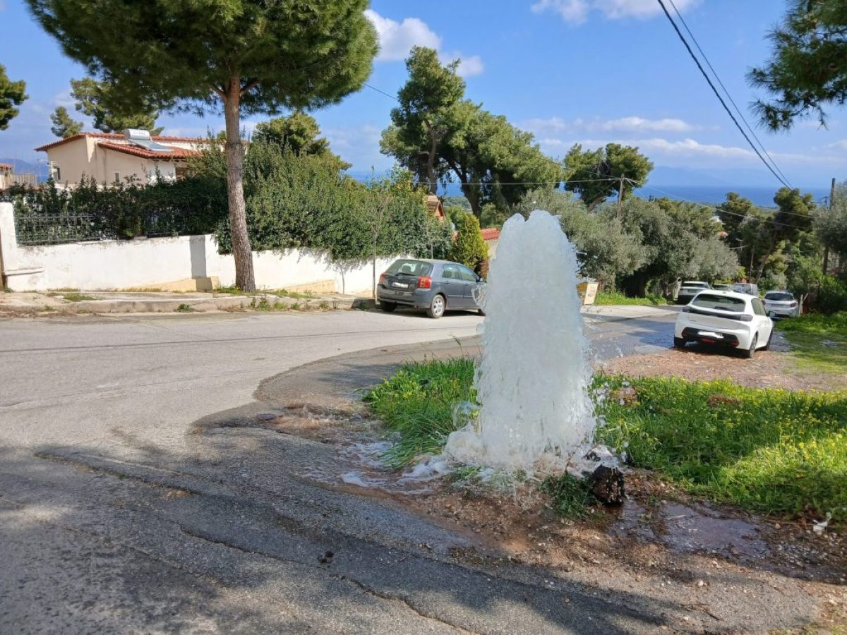 Φοντάνα ντι Τρέβι στην Αγία Μαρίνα – Έσπασε πυροσβεστικός κρουνός, γέμισε νερά ο δρόμος