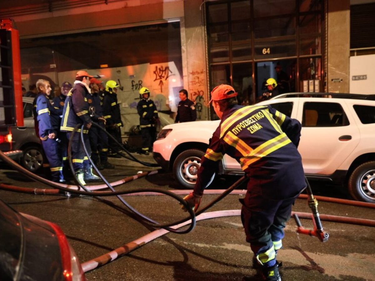 Φωτιά σε διαμέρισμα στου Γκύζη: Φιάλη υγραερίου καρφώθηκε σε διπλανό κτίριο